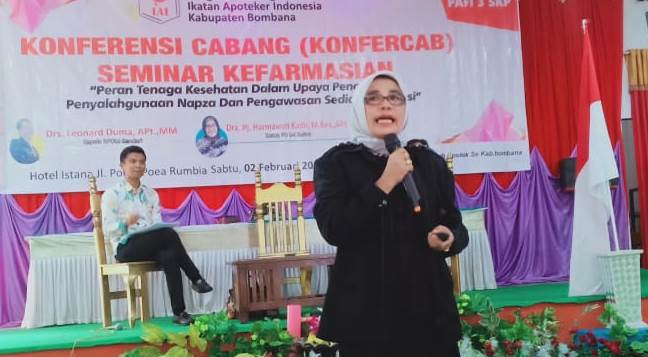Kabid P2M BNNP Sultra, Harmawati menjadi pemateri pada seminar Konferensi Cabang Ikatan Apoteker Indonesia Kabupaten Bombana. (Foto: istimewa)