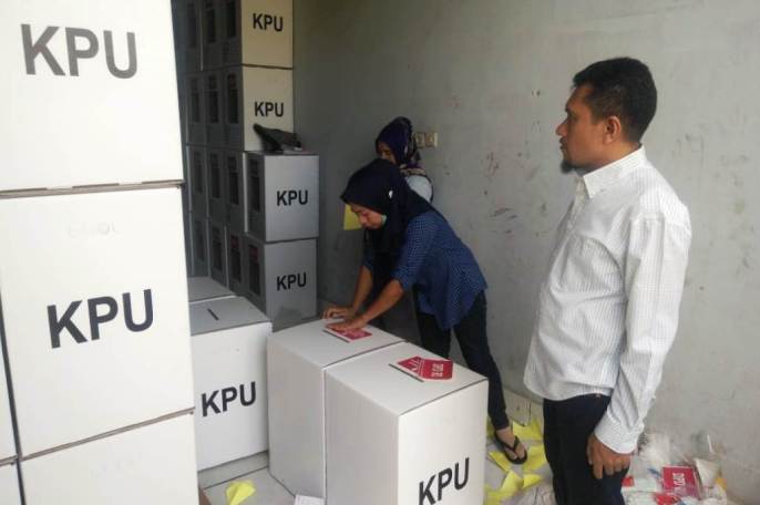 Ketua KPU Kendari, Jumwal Saleh, saat meninjau perakitan kertas suara di gudang KPU Kendari, Rabu (6/2/2019).