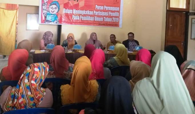 Suasana sosialisasi KPU Sultra kepada ibu-ibu Majelis Talim di Kantor Camat Wua-Wua, Selasa (12/2/2019). (Foto: Humas KPU Sultra).