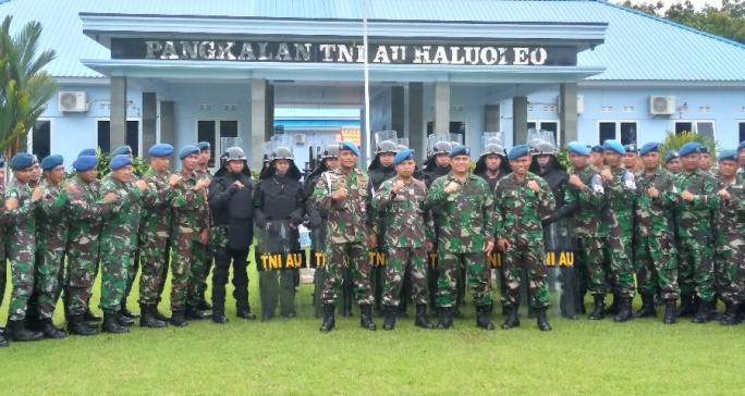 Komandan TNI-AU Lanud Haluoleo, Kolonel Pnb Nana Resmana, bersama pasukan huru hara (PHH) dalam upacara penutupan pelatihan Personil pengamanan Pemilu 2019, Selasa (12/2/2019). (Foto : Hasrul Tamrin/SULTRAKINI.COM).