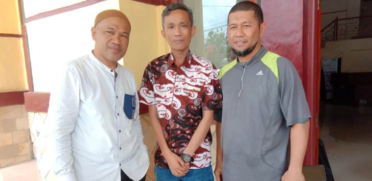 Komisioner KPU Sultra Iwan Rompo (tengah), Wakil Rektor III USN Kolaka Achmad Lamo (kiri), dan Wakil Rektor I USN Kolaka Ruslin Hadanu (kanan). (Foto: Dok.SULTRAKINI.COM)
