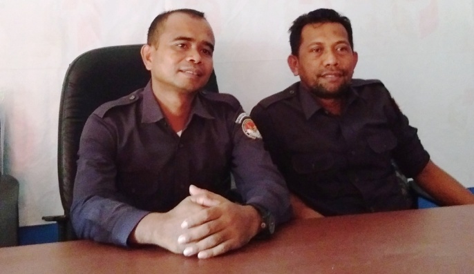Ketua Bawaslu Kota Kendari, Hasinuddin (kiri). (Foto: La Ismeid/SULTRAKINI.COM).