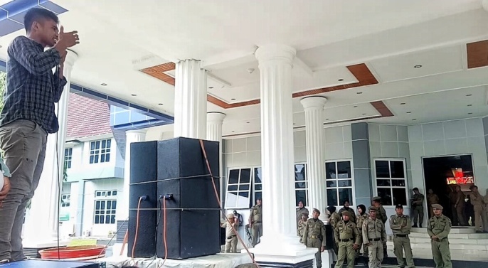 Kordinator Aksi Gapura Desa Banggai, Muhammad Abas, saat berorasi di depan Kantor Pemda Muna, Senin (4/2/2019). (Foto: Arto Rasyid/SULTRAKINI.COM).