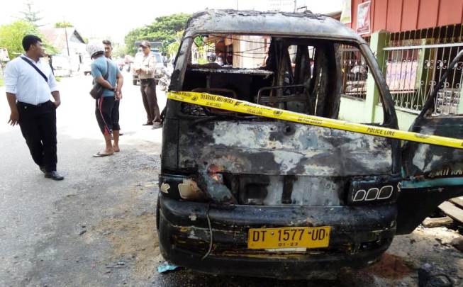Kondisi angkutan umum yang terbakar di depan rumah Ridwan Bae, Senin (18/2/2019). (Foto: Istimewa).
