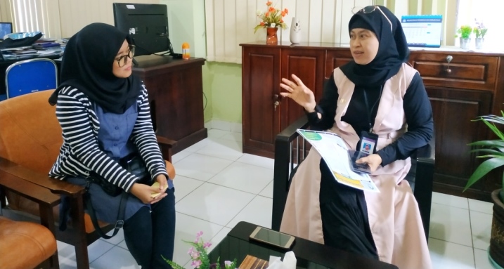 Kepala Kantor Bahasa Sulawesi Tenggara, Sandra Safitri Hanan (kanan) (Foto: Aisyah Welina/SULTRAKINI.COM)