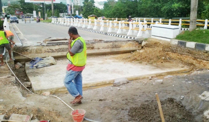 Pengerjaan jembatan di Jalan Edy Sabara, Kota Kendari. (Foto: Maykhel Rizky/SULTRAKINI.COM)