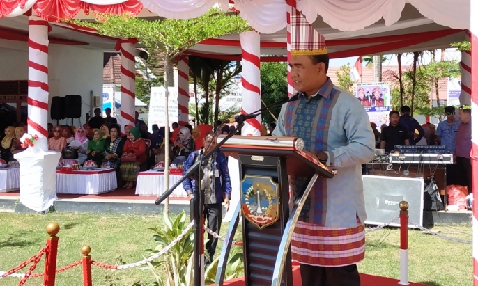 Pangdam XIV Hasanuddin, Mayor Jenderal TNI Surawahadi, saat upacara peringatan Hari Ulang Tahun (HUT) Kolaka yang ke-59 di Lapangan 19 November Kolaka pada Kamis (28/2/2019).