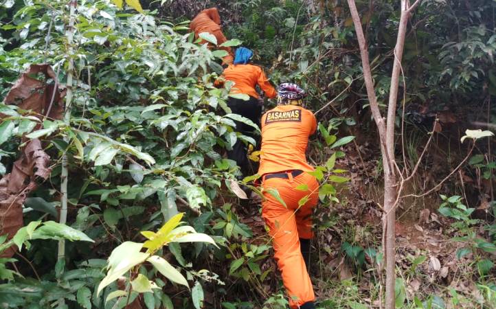 Proses pencarian korban hilang warga Konut oleh tim rescue Basarnas Kendari. (Foto: Humas Basarnas)