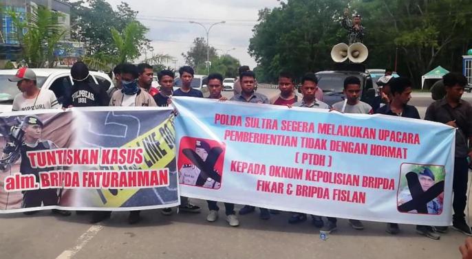 Unjuk rasa kasus kematian Muhammad Faturahman Ismail di Mapolda Sultra, Senin (4/1/2019). (Foto: Wayan Sukanta/SULTRAKINI.COM).
