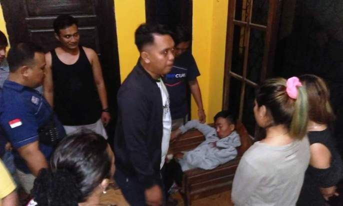 Pelaku pencuri telepon genggam babak belur dihajar warga, Senin (4/1/2019). (Foto: Istimewa).