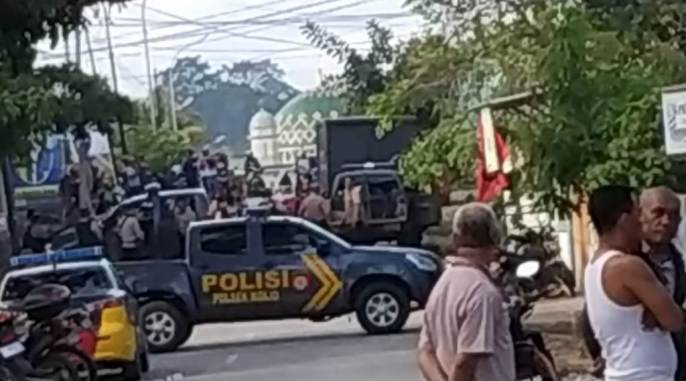 Pihak kepolisian saat mengamankan keributan di perbatasan Kelurahan Bone-Bone dan Tarafu. (Foto: Istimewa).