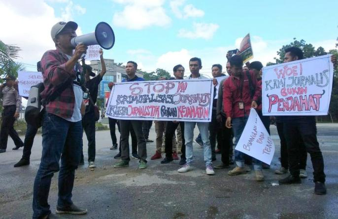 Unjuk rasa Jurnalis di Mapolda Sultra pada Rabu (20/2/2019). (Foto: Istimewa).