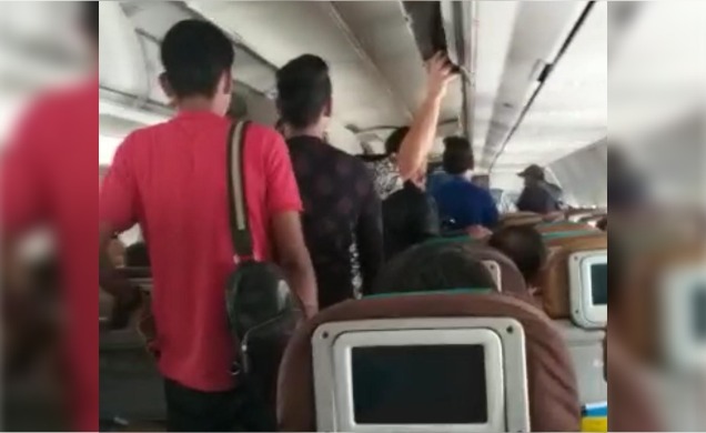 Suasana saat penumpang turun dari pesawat Garuda GA604 di Bandara Haluoleo, Kamis (21/2/2019). (Foto: Istimewa).