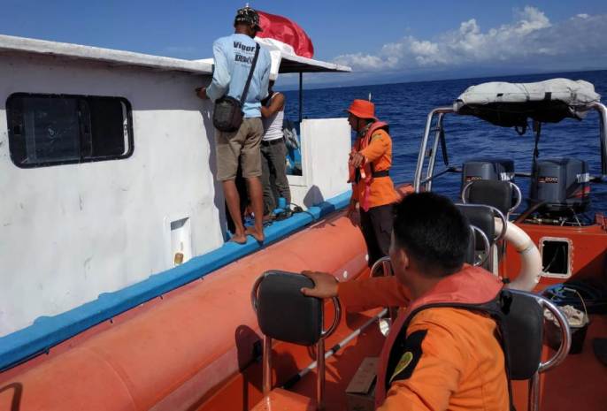 Basarnas Kendari saat mengevakuasi kapal nelayan di perairan Pulau Hari, Minggu (24/2/2019). (Foto: Istimewa).