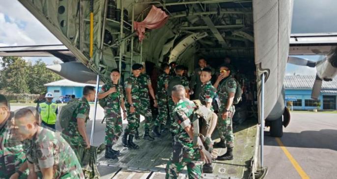 Ratusan Pasukan Elit TNI dan Personil Paspampres tiba di Pangkalan Udara Haluoleo Kendari, Rabu (27/2/2019). (Foto: Penrem 143 Ho).