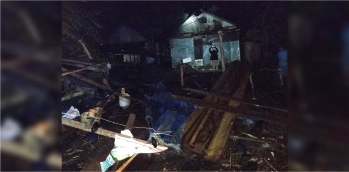 Kondisi salah satu rumah warga di Desa Tambea, pascadihantam puting beliung pada Selasa (5/2/2019) malam. (Foto: Istimewa)