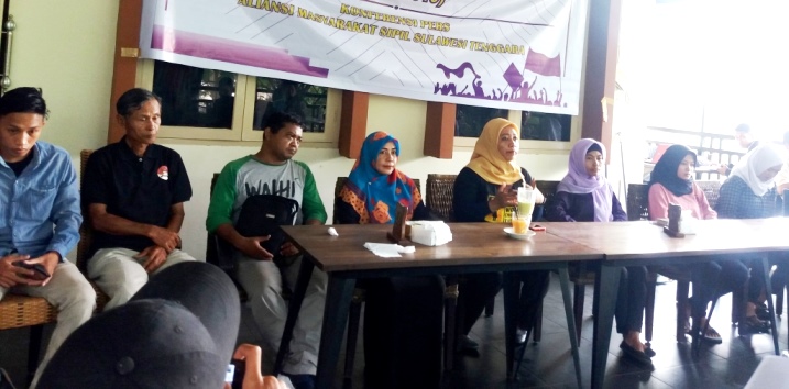 Konferensi pers Aliansi Masyarakat Sipil Sultra, Jumat (8/3/2019). (Foto: Ade Putri/SULTRAKINI.COM)