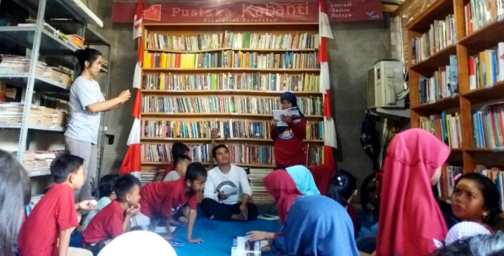 Aktivitas pembinaan minat baca dari Kantor Bahasa Sultra di Pustaka Kabanti, Sabtu (9/3/2019). (Foto: Ade Putri/SULTRAKINI.COM)