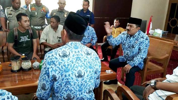Bupati Wakatobi, Arhawi berdebat dengan sejumlah masa yang mempersoalkan dana hibah KNPI 2018. (Foto: Amran Mustar Ode/SULTRAKINI.COM)