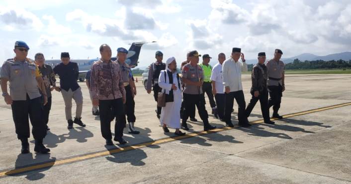Kedatangan Menpan RB, Syafruddin di Bandara Haluoleo, Minggu (3/3/2019). (Foto: istimewa)