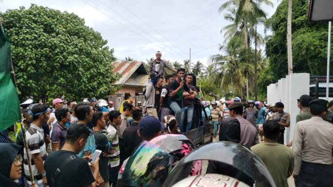 Nelayan Pulau Wangi-wangi saat masa melakukan aksi di depan Kantor Seksi I Balai Taman Nasional Wakatobi, Jumat (8/3/2019). (Foto: Amran Mustar Ode/SULTRAKINI.COM).