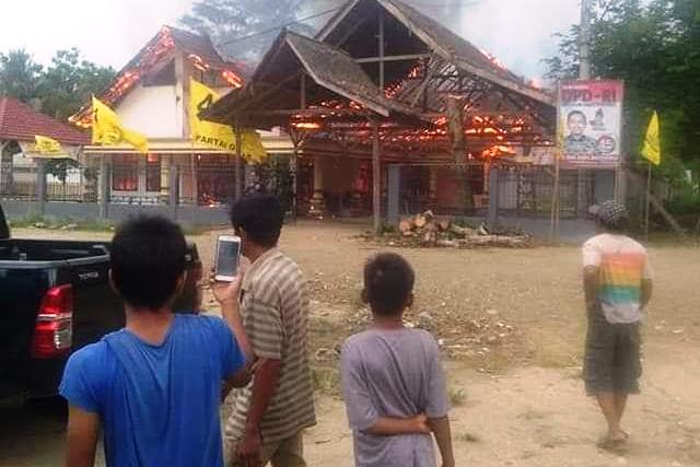 Rumah Warga di Kelurahan Welala,  Kecamatan Ladongi, Kabupaten Koltim,  Sulawesi Tenggara (Sultra), terbakar pada Senin sore (25/3/2019), (Foto. Istimewa)