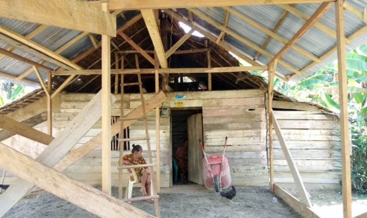 Kondisi rumah emak Epong yang mulai direnovasi. (Foto: Ridwan untuk Sultrakini.com)
