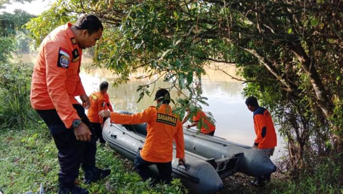 Proses pencarian warga Unaaha, Melkias yang tenggelam di Sungai Lahambuti. (Foto: istimewa)