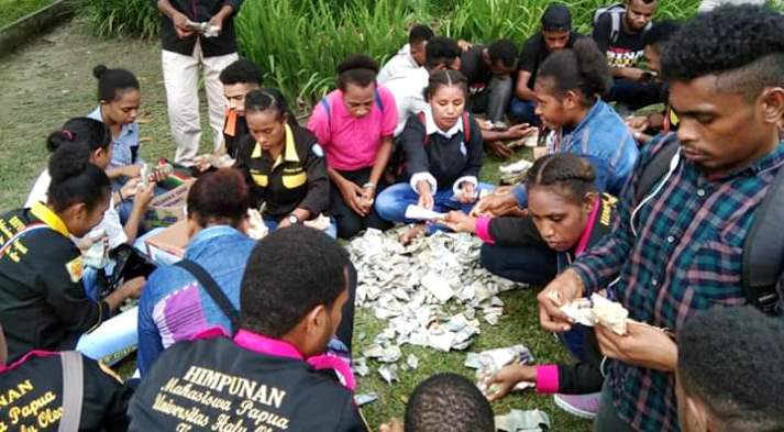 Himpunan Mahasiswa Papua Kota Kendari mengumpulkan donasi untuk korban banjir bandang di Sentani. (Dok.HMP Kendari untuk Sultrakini.com)