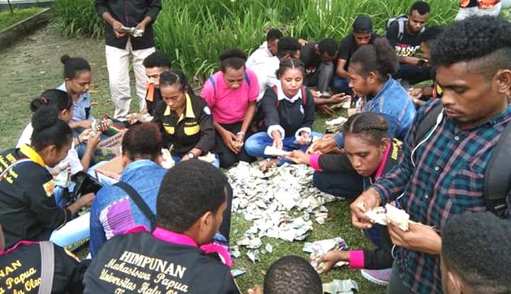 Himpunan Mahasiswa Papua (HMP) Kota Kendari penggalangan dana untuk korban banjir bandang di Papua. (Foto: Dok. HMP Kota Kendari)
