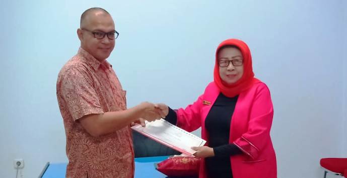 Direktur LP.POM, Waode Asnah Ganiu (kanan), menyerahkan sertifikat dapur halal kepada General Manager Hotel Zahra Syariah Kendari, Mahmud. (Foto: Zahra Syariah).