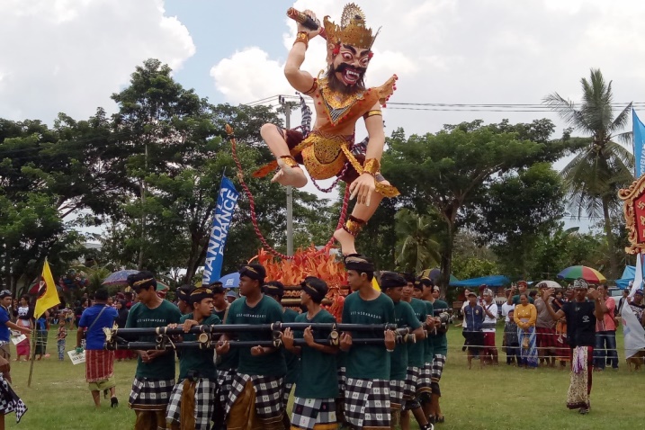 Kemeriahan Parade Budaya Ogoh-ogoh di lapangan Kelurahan Loea, Kabupaten Kolaka Timur, Minggu (3/3/2019). (Foto: Wulandari/SULTRAKINI.COM)
