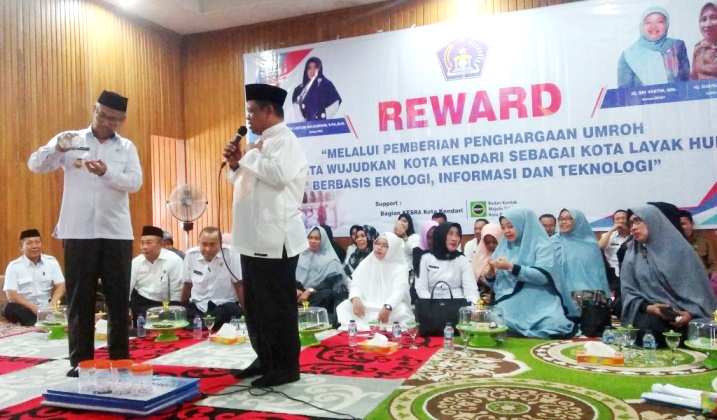 Wali Kota Kendari, Sulkarnain saat mengundi nama anggota majelis taklim untuk berkesempatan umrah gratis. (Foto: Nely/SULTRAKINI.COM)