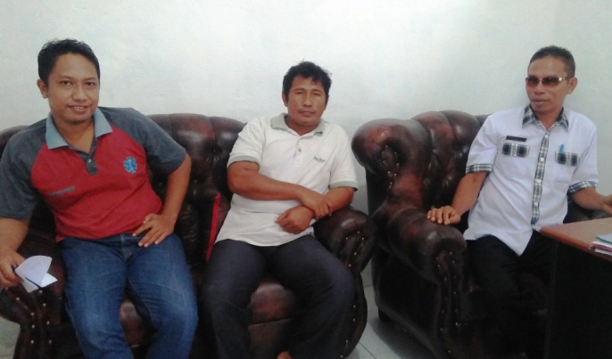 Dari kiri, Sekdes Kumbewaha, Syahril, warga Muhis Ismail dan Kepala Desa, Muharuddin. (Foto: La Ode Ali/SULTRAKINI.COM).