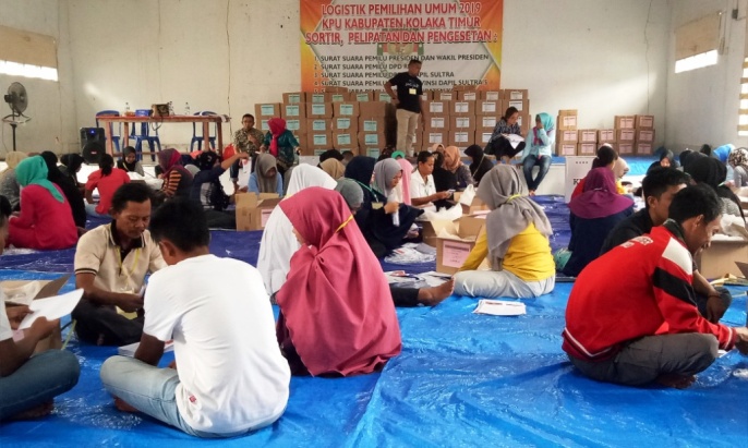 Suasa sortir dan pelipatan surat suara di gedunng logistik Tirawuta, Minggu (17/3/2019).(Foto: Wulandari/SULTRAKINI.COM).