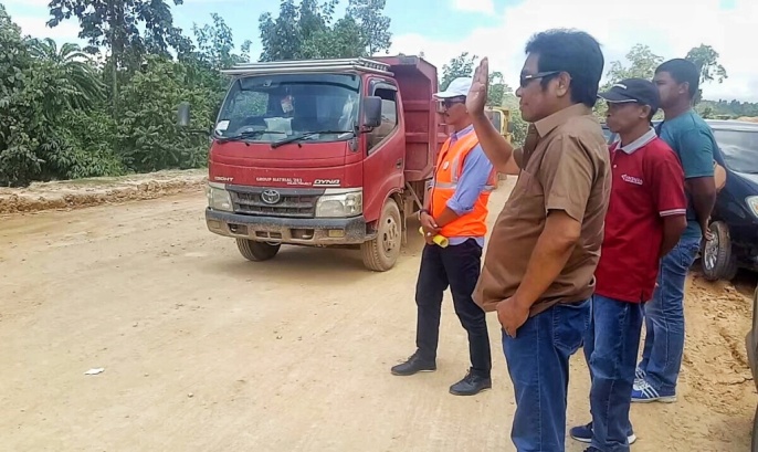 Anggota Komisi V DPR RI, Ir. Ridwan Bae saat memantuan kondisi jalan poros morosi yang mengalami kerusakan parah. (Foto: Arto Rasyid/SULTRAKINI.COM).