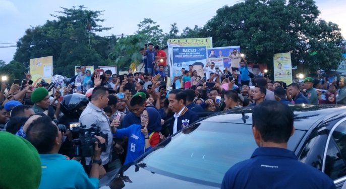 Jokowi saat menyapa masyarakat Kendari di seberang Indomaret Batas Kota Kendari - Konawe Selatan. (Foto: Intan Juwita/SULTRAKINI.COM).