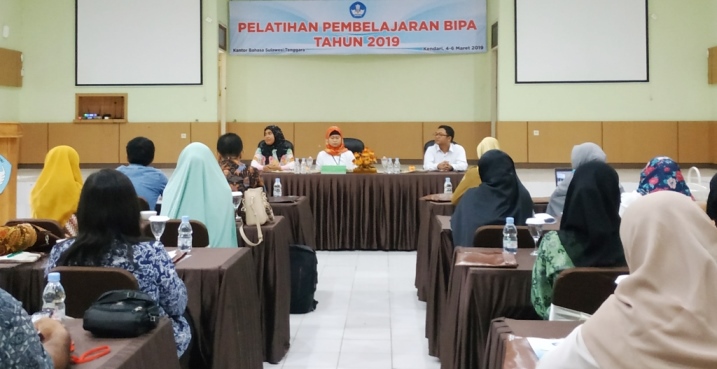 Kepala Kantor Bahasa Sulawesi Tenggara (Sultra), Sandra Safitri Hanan (kanan) membuka Pelatihan Pembelajaran BIPA 2019, Senin (4/3/2019). (Foto: Intan Juwita/SULTRAKINI.COM)