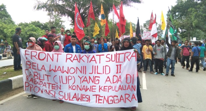 Aksi bela Wawonii menuju Kantor Gubernur Sultra, Kamis (14/3/2019). (Foto: La Niati/SULTRAKINI.COM)