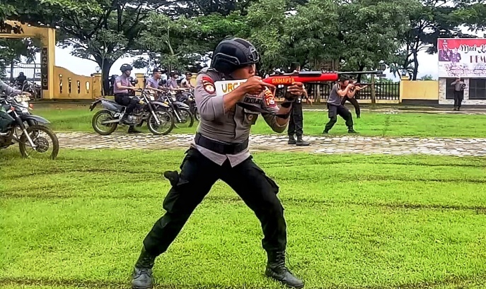 Personil Patroli Reimas Polres Muna saat sedang latihan menembak, Kamis (14/3/2019). (Foto: Arto Rasyid/SULTRAKINI.COM).