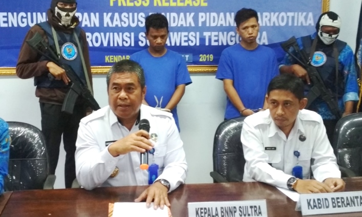 Kepala BNNP Sultra, Brigjen Pol Imron Korry (ke dua dari kiri) saat konferensi pers penangkapan kurir sabu, Senin (18/3/2019). (Foto: Maykhel Rizky/SULTRAKINI.COM)
