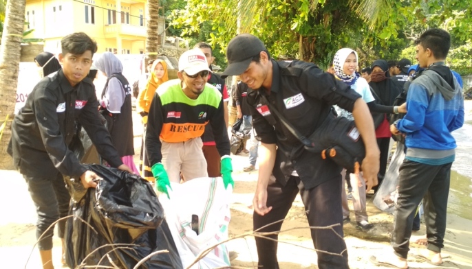Suasan bersih-bersih sampah di Pantai Wisata Mayaria, Jumat (22/03/2019). (Foto: Maykhel Rizky/SULTRAKINI.COM).
