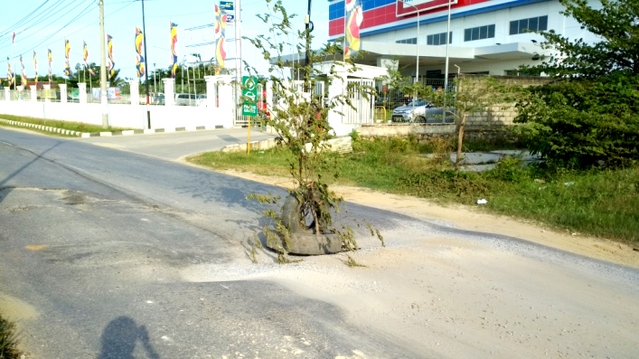 Titik kerusakan Jalan Madusila, Kecamatan Poasia, Kota Kendari, Kamis (28/3/2019). (Foto: Maykhel Rizky/SULTRAKINI.COM)