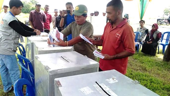 Simulasi tempat pemungutan suara (TPS) pada pemilu serentak 2019 yang dilaksanakan oleh KPU Buton di Lapangan Banabungi, Kecamatan Pasarwajo, Buton, Jumat (22/3/2019). (Foto: La Ode Ali/SULTRAKINI.COM)