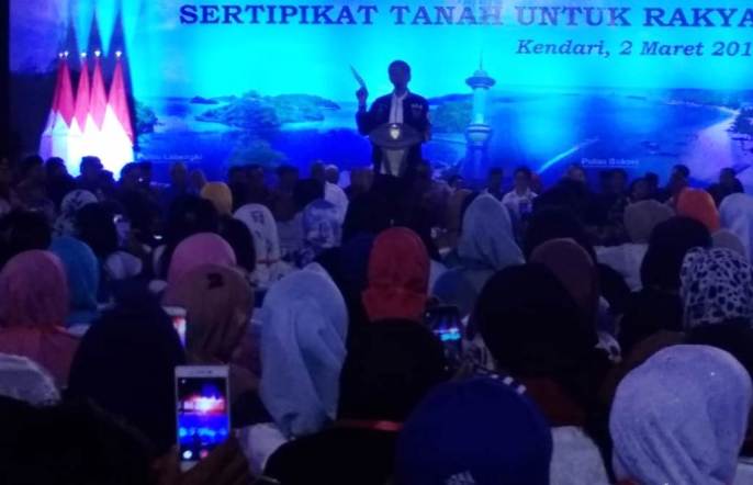 Jokowi saat menyerahkan sertifikat pada masyarakat di Kota Kendari, Sabtu (2/3/2019). (Foto: Hasrul Tamrin/SULTRAKINI.COM).