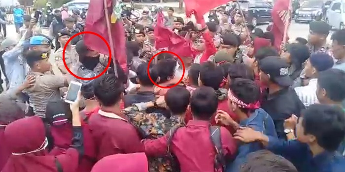 Screenshot video detik-detik dugaan pemukulan oleh oknum polisi terhadap salah satu massa aksi. (Foto: Istimewa).