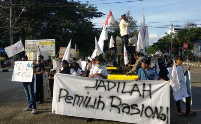 Aksi damai organisasi KMHDI Kota Kendari di perempatan eks MTQ Kendari, Jumat (22/3/2019), (Foto. Wayan Sukanta/SULTRAKINI.COM).