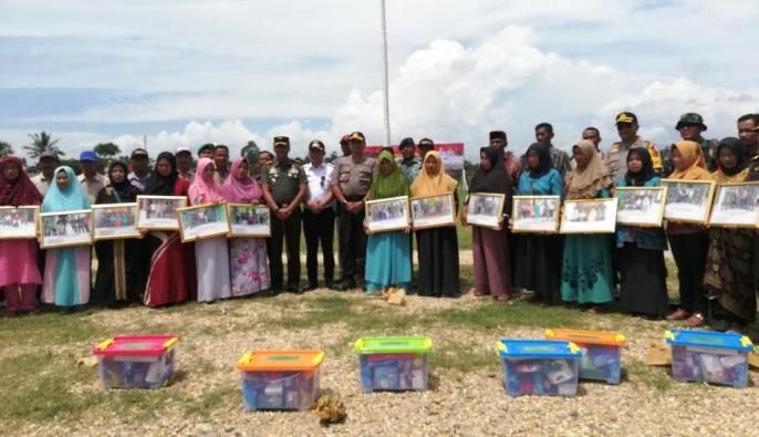 Penyerahan bantuan dan bingkisan kepada masyarakat Desa Nario Indah, Kecamatan Anggotoa, Konawe, Rabu (27/3/2019). (Foto : Wayan Sukanta/SULTRAKINI.COM)