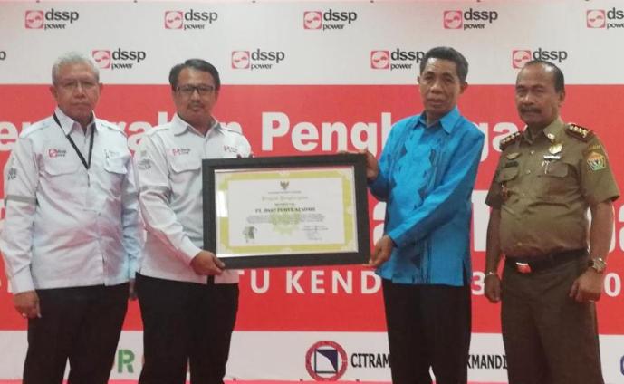 Penyerahan sertifikat penghargaan oleh oleh Kepala Dinas Transmigrasi dan Tenaga Kerja Provinsi Sultra, Saemu Alwi kepada Direktur PT DSSP Power Kendari, Kamis (28/3/2019). (Foto. Wayan Sukanta/SULTRAKINI.COM).