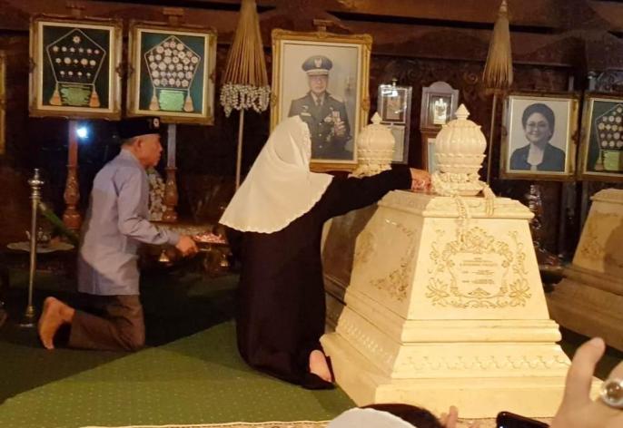 Siti Hediati Heriyadi saat ziarah dan nyekar ke makam Pak Harto dan Ibu Tien di Astana Giribangun, di Kecamatan Matesih, Kabupaten Karanganya.